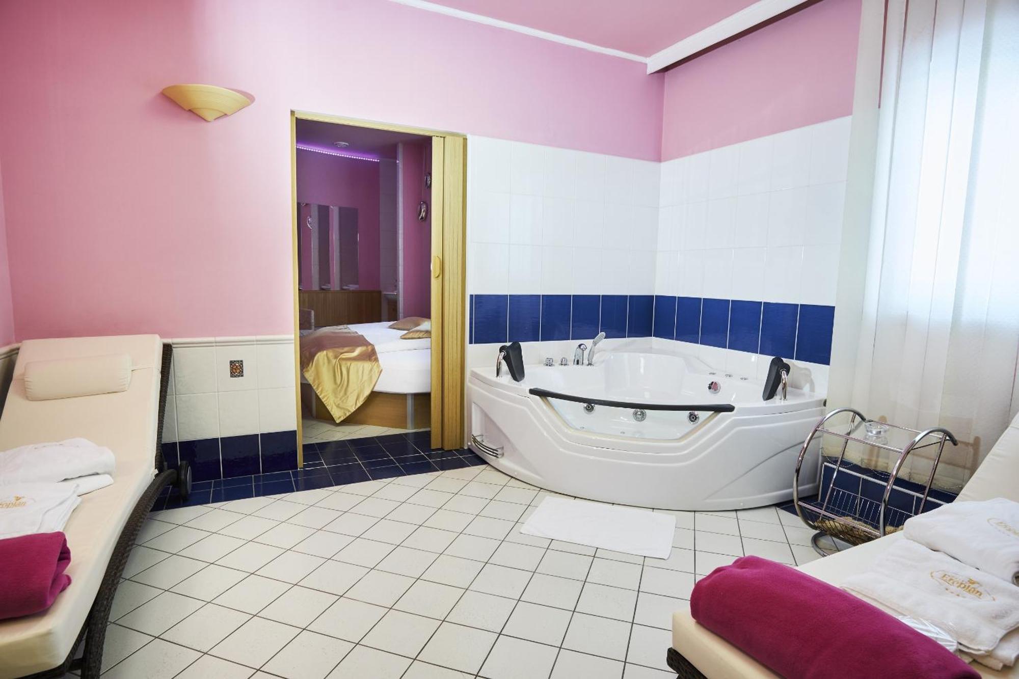 Wellness Hotel Eroplán Rožnov pod Radhoštěm Kültér fotó