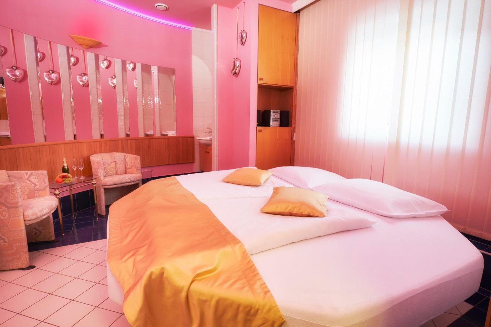 Wellness Hotel Eroplán Rožnov pod Radhoštěm Kültér fotó