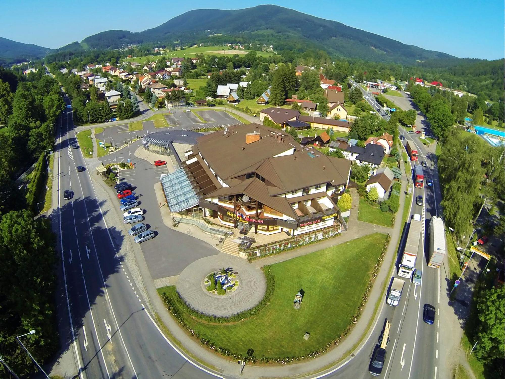 Wellness Hotel Eroplán Rožnov pod Radhoštěm Kültér fotó