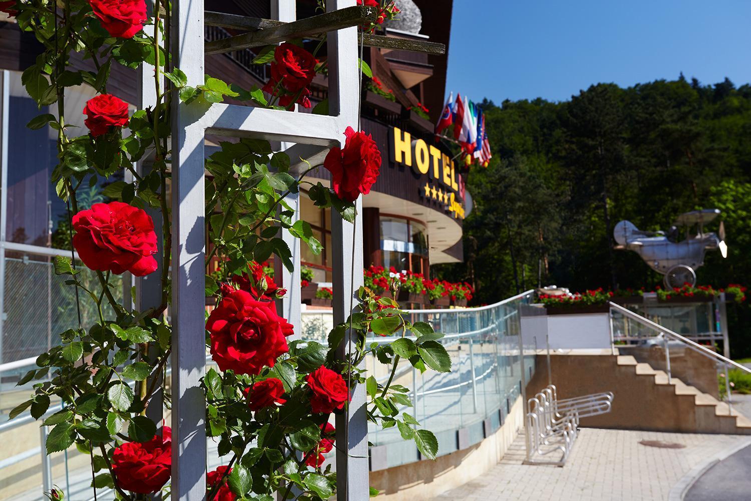Wellness Hotel Eroplán Rožnov pod Radhoštěm Kültér fotó